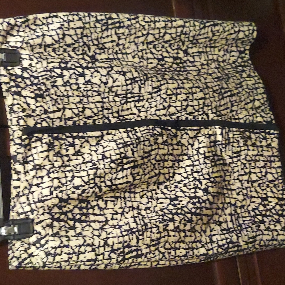 Size 8 Balck & Cream Skirt - Picture 2 of 3